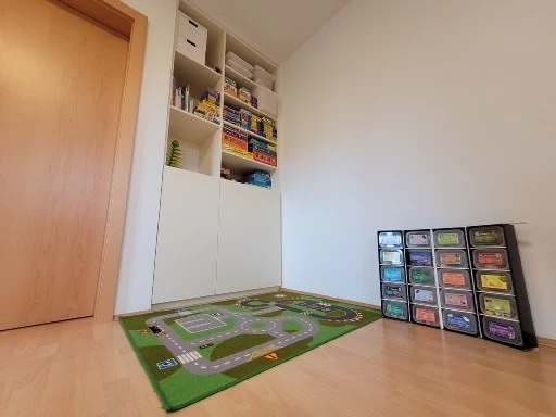 Spieleecke in der Praxis mit Kinderspielen, Kinderteppich