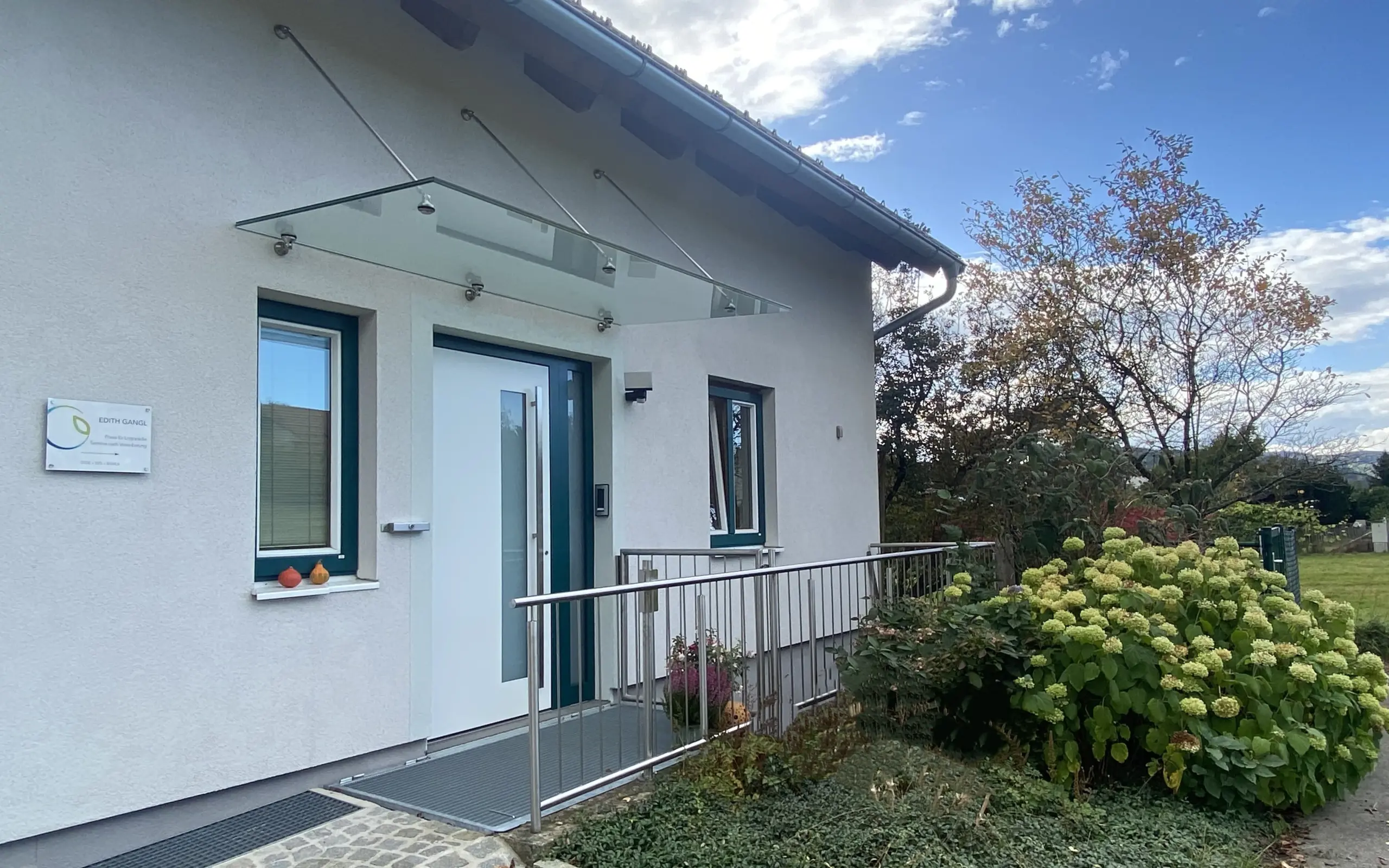 Aussenansicht der Praxis: Eingangsbereich mit Vordach